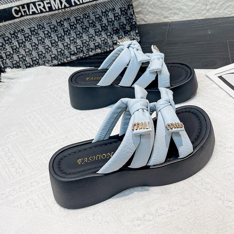 Стильные шлепанцы на толстой подошве с бантом, увеличивающие рост, женская уличная обувь, летние новые удобные повседневные пляжные шлепанцы 40 светло-синий
Стильные шлепанцы на толстой подошве с бантом, увеличивающие рост, женская уличная обувь, летние новые удобные повседневные пляжные шлепанцы 40 светло-синий