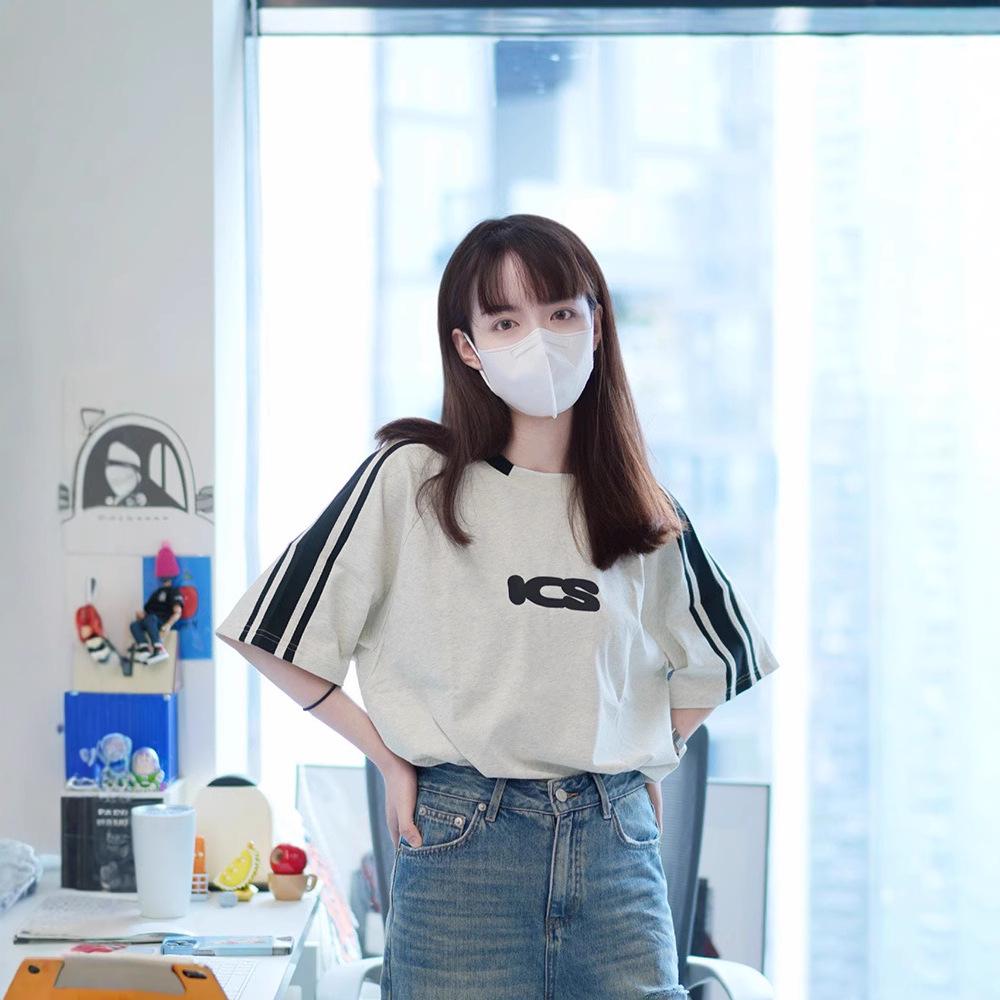 2025 Women s Retro Stripe Patchwork Loose Top with Letter Design M (recommended up to 100 jin) світло-сірий колір
2025 Women s Retro Stripe Patchwork Loose Top with Letter Design M (recommended up to 100 jin) світло-сірий колір
