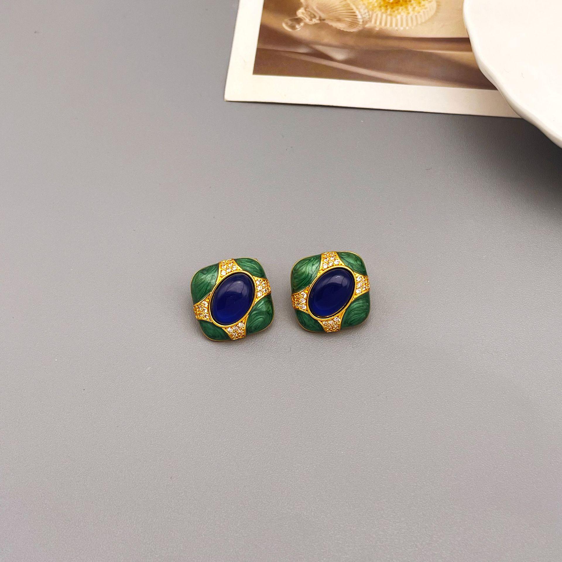 Серьги-пусеты из серебра 925 пробы в стиле ретро с эмалью и агатом, латунь с покрытием из 18-каратного золота, уникальный дизайн. зелёный
Серьги-пусеты из серебра 925 пробы в стиле ретро с эмалью и агатом, латунь с покрытием из 18-каратного золота, уникальный дизайн. зелёный