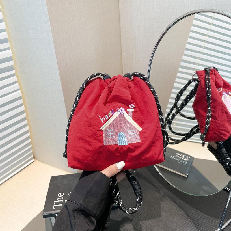 Трендовая наплечная сумка большой вместимости, персонализированная сумка-ведро для отдыха, весенне-летняя новинка, маленькая тканевая сумка красный
Трендовая наплечная сумка большой вместимости, персонализированная сумка-ведро для отдыха, весенне-летняя новинка, маленькая тканевая сумка красный