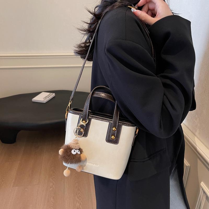 Popular small bag women 2025 new fashion versatile shoulder messenger bag textured portable bucket bag чорний
Popular small bag women 2025 new fashion versatile shoulder messenger bag textured portable bucket bag чорний