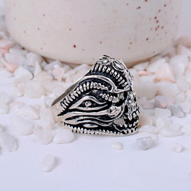 Кільце Череп з Окисленого Срібла з Детальним та Потертим Дизайном для Чоловічого Байкерського та Готичного Стилю 12 срібний
Кільце Череп з Окисленого Срібла з Детальним та Потертим Дизайном для Чоловічого Байкерського та Готичного Стилю 12 срібний