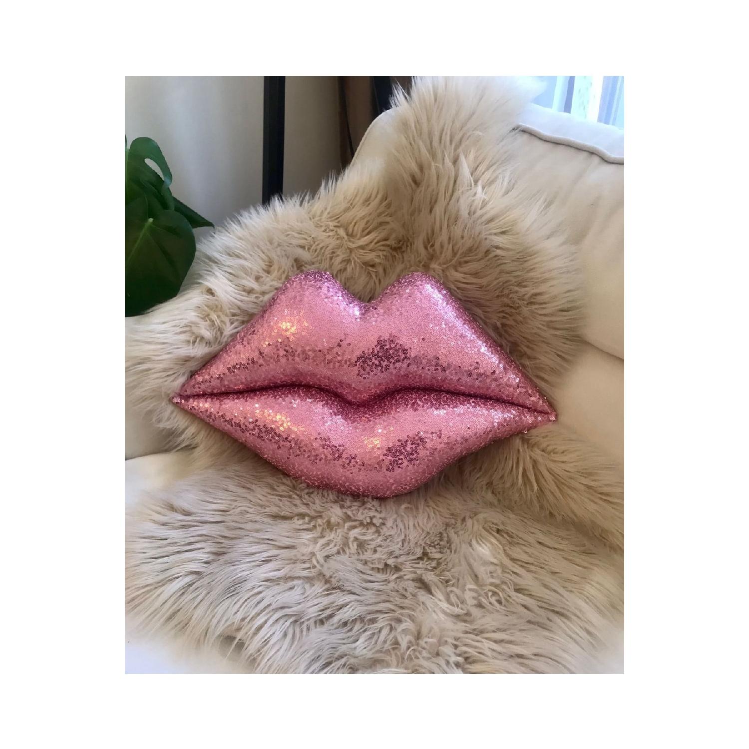 Пудровая розовая подушка для губ 30 x 45 розовый 
Пудровая розовая подушка для губ 30 x 45 розовый