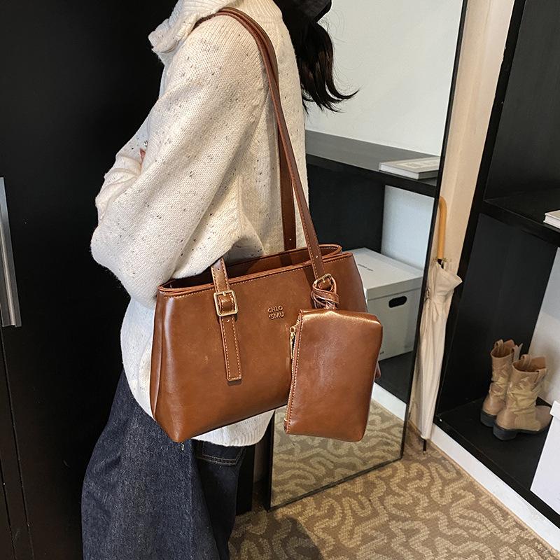 Tote bag women s versatile texture retro fashion big bag 2025 autumn and winter new matte large-capacity shoulder bag 30*9.5*19 коричневий
Tote bag women s versatile texture retro fashion big bag 2025 autumn and winter new matte large-capacity shoulder bag 30*9.5*19 коричневий