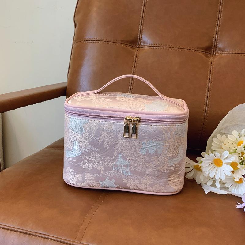 Fashion Women Makeup Bag Portable Cute Ladies Cosmetic Toiletry Storage Pouch Handbag New Cotton Quilted Zipper Bag 22x15x15cm
Fashion Women Makeup Bag Portable Cute Ladies Cosmetic Toiletry Storage Pouch Handbag New Cotton Quilted Zipper Bag 22x15x15cm