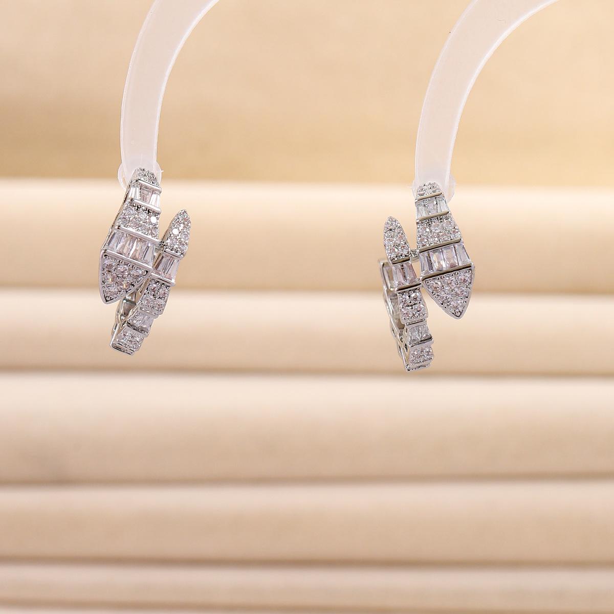 Diamond Micro-Pave Snake Earrings: Luxurious Design for All Face Shapes, Women’s Unique Bestseller Ear Jewelry 2024. белый
Diamond Micro-Pave Snake Earrings: Luxurious Design for All Face Shapes, Women’s Unique Bestseller Ear Jewelry 2024. белый