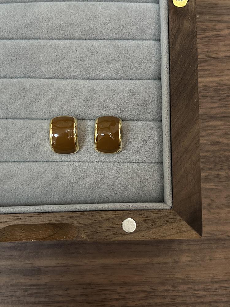 Autumn and winter drop glaze Maillard brown square simple stud earrings, high-end niche design temperament earrings
Autumn and winter drop glaze Maillard brown square simple stud earrings, high-end niche design temperament earrings