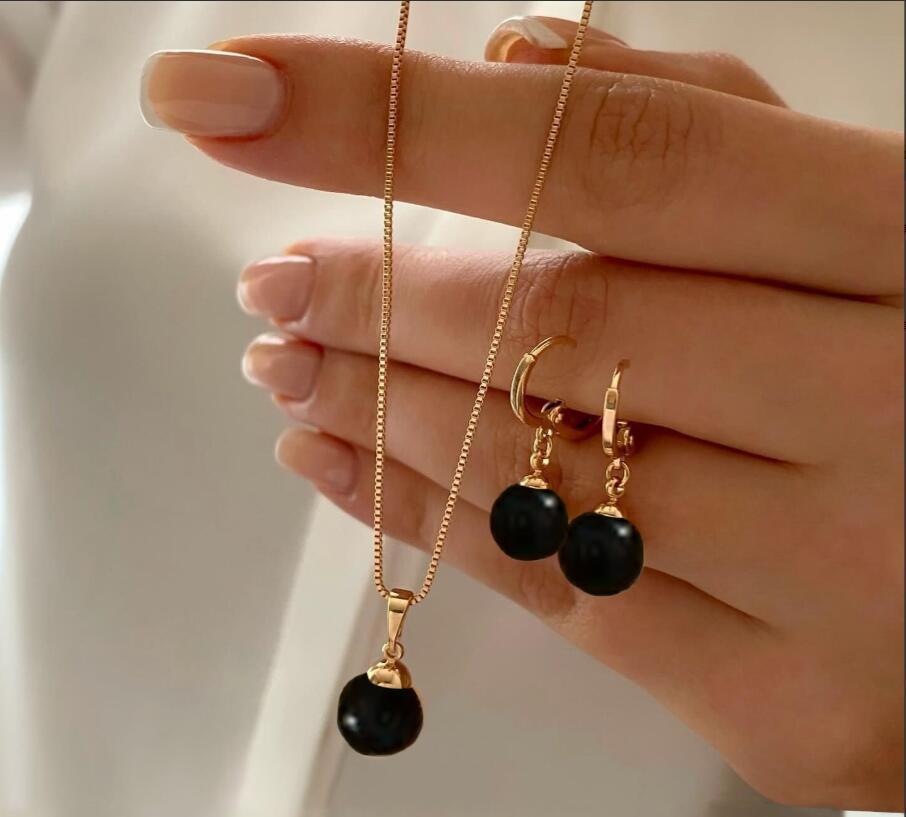 Жіноче вінтажне перлове кольє Сльози русалки One Size чорний
Жіноче вінтажне перлове кольє Сльози русалки One Size чорний