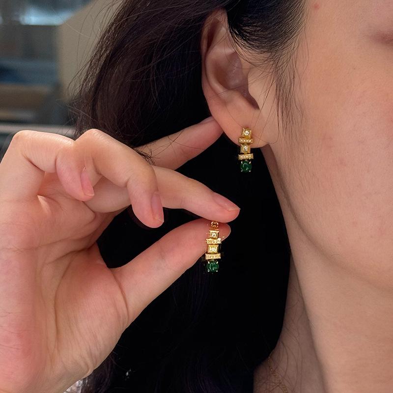 New in retro sparkling small green square gemstone earrings for women retro court style exquisite earings stud party jewelry золотой
New in retro sparkling small green square gemstone earrings for women retro court style exquisite earings stud party jewelry золотой