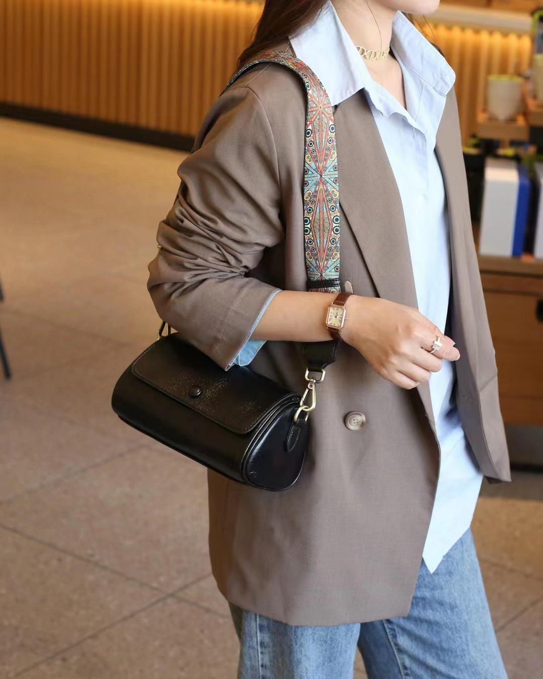 Цилиндрическая сумка через плечо из кожи растительного дубления в корейском стиле для молодых девушек 22x12x10 cm чёрный
Цилиндрическая сумка через плечо из кожи растительного дубления в корейском стиле для молодых девушек 22x12x10 cm чёрный