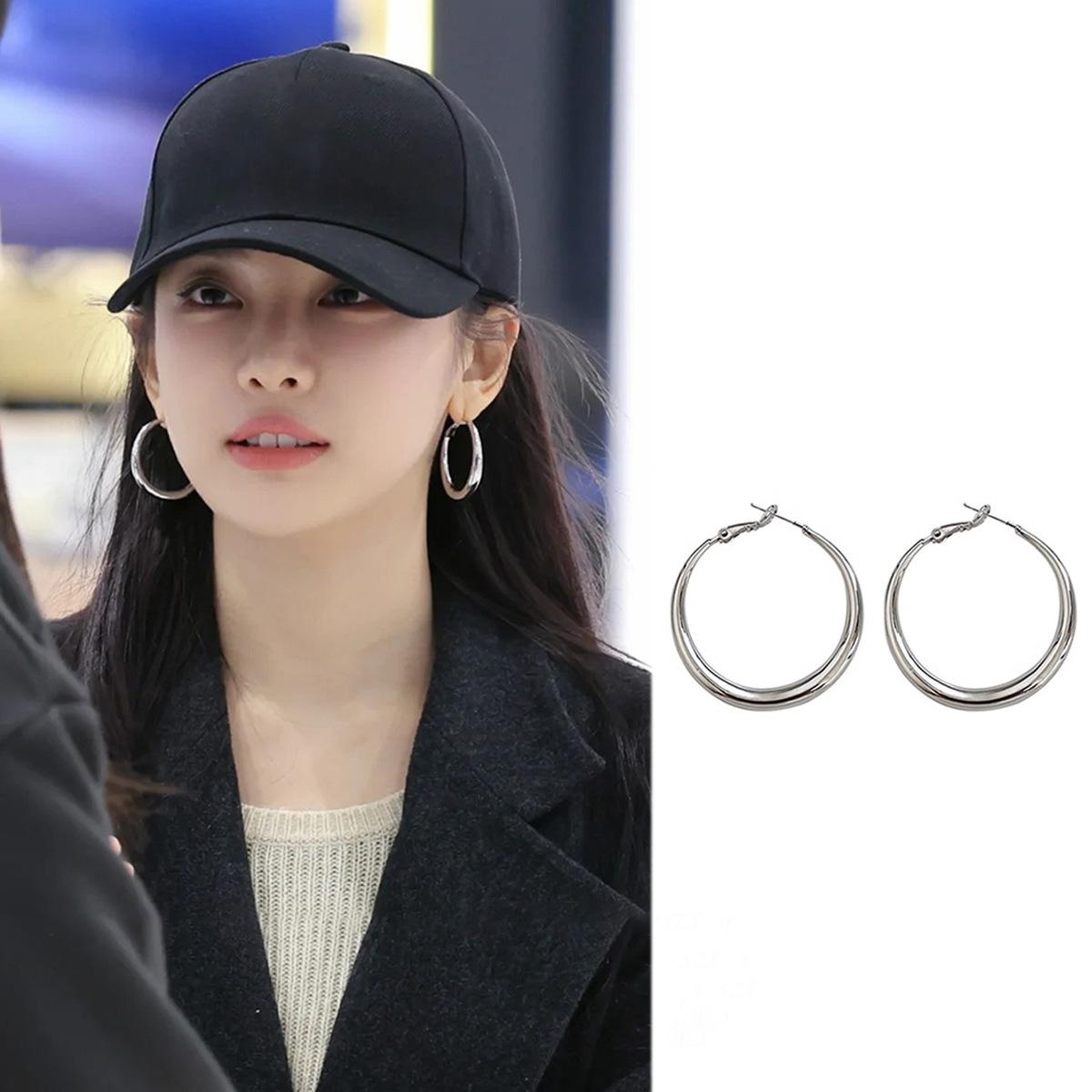 Glossy round earrings Korean simple fashion versatile earrings light luxury high sense niche temperament earrings women
Glossy round earrings Korean simple fashion versatile earrings light luxury high sense niche temperament earrings women