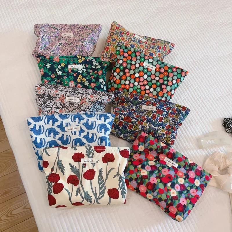 Vintage Floral Clutch Makeup Bag Cosmetics Organizer Large Capacity Cosmetic Storage Bag Toiletry Bag Clutch Pouch 27x18x5cm
Vintage Floral Clutch Makeup Bag Cosmetics Organizer Large Capacity Cosmetic Storage Bag Toiletry Bag Clutch Pouch 27x18x5cm