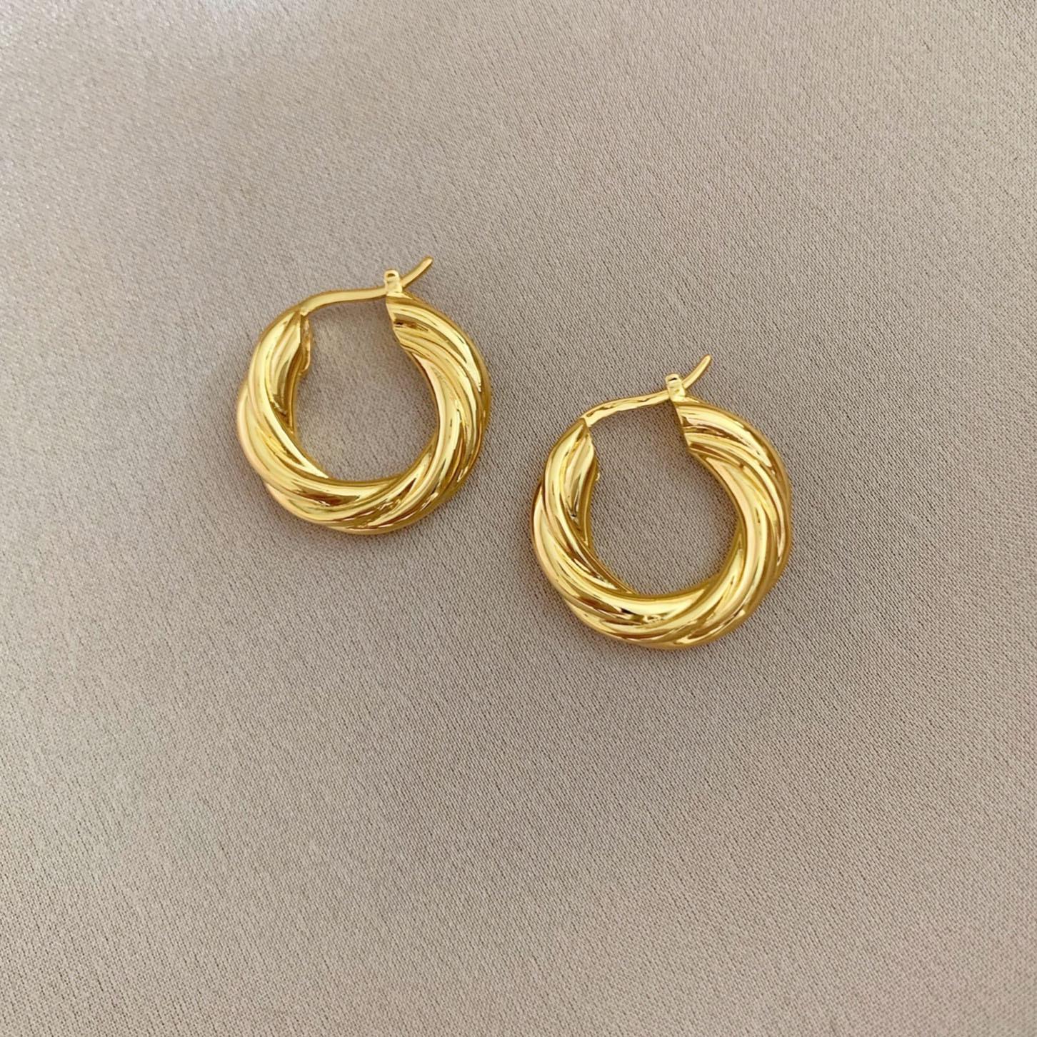 Elegant Gold-Plated S925 Sterling Silver Ear Cuffs - Twisted Circle Woven Texture Earrings for Women 925 Silver
Elegant Gold-Plated S925 Sterling Silver Ear Cuffs - Twisted Circle Woven Texture Earrings for Women 925 Silver