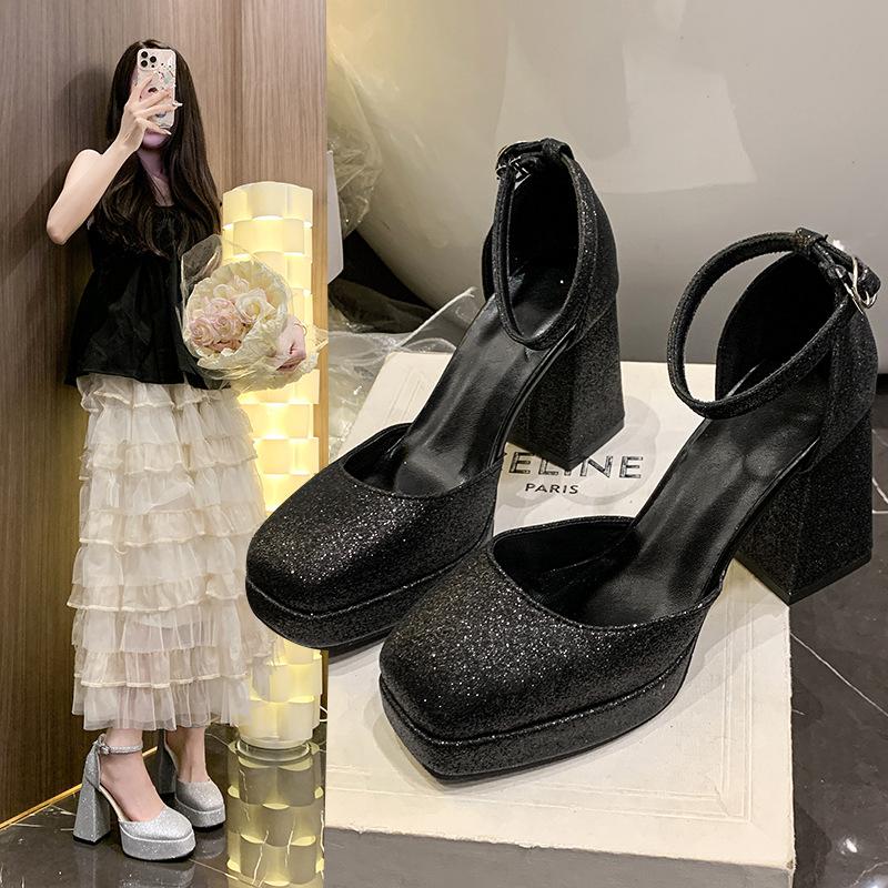 thick heel waterproof table high heels women s spring summer new fashion sequins 2025 one-word buckle with bag head sandals large size 35
thick heel waterproof table high heels women s spring summer new fashion sequins 2025 one-word buckle with bag head sandals large size 35