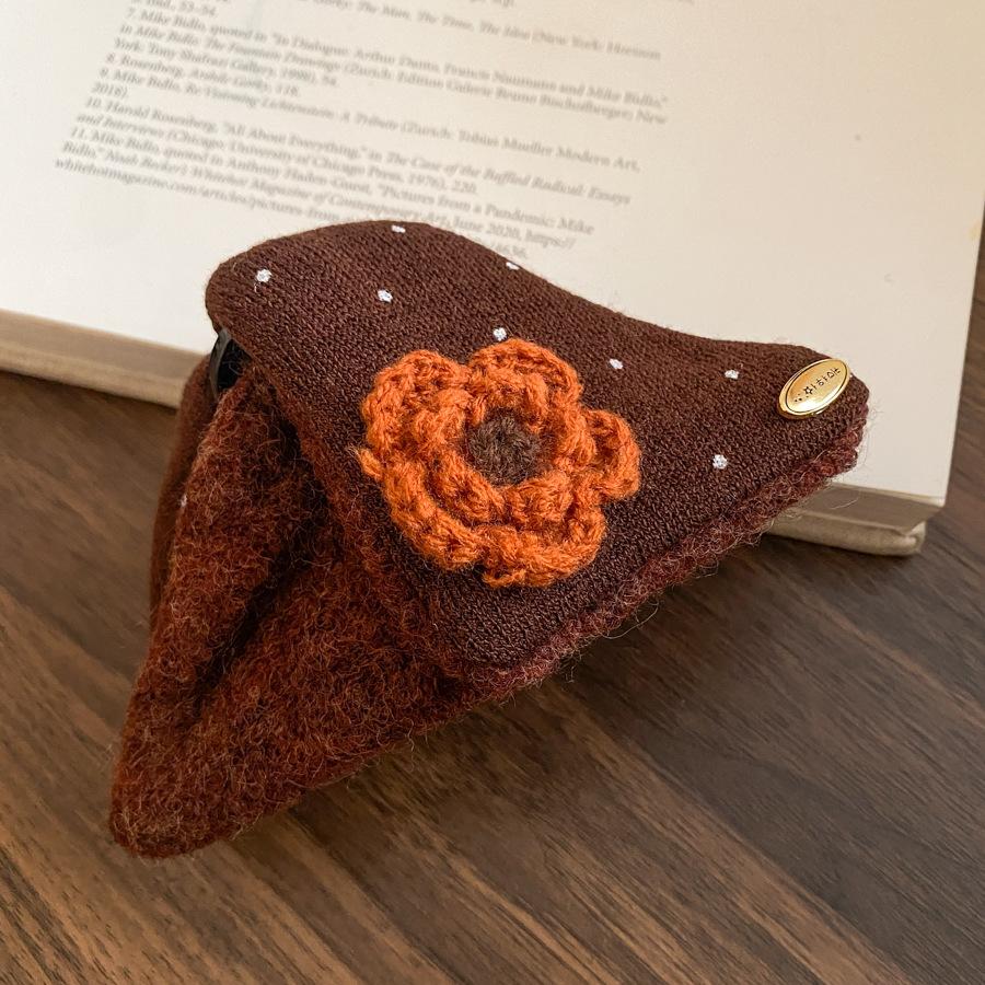 Autumn and winter triangle plush knitted flower hairpin exquisite shark clip fashion personality hair accessories women
Autumn and winter triangle plush knitted flower hairpin exquisite shark clip fashion personality hair accessories women