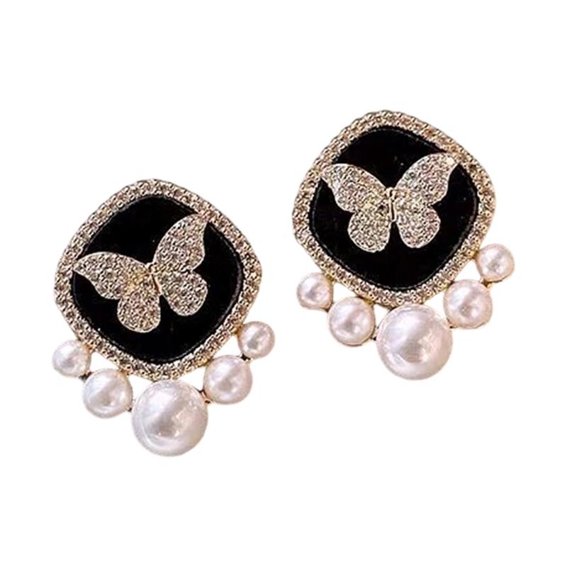 Elegant Rhinestones Geometric Leather Earrings Vintage Alloy Jewelry Unique Ear Studs for Women Daily Wear or Party
Elegant Rhinestones Geometric Leather Earrings Vintage Alloy Jewelry Unique Ear Studs for Women Daily Wear or Party