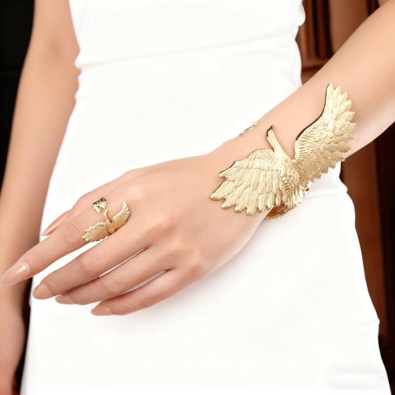 The new Phoenix gold bracelet ring set is elegant and fashionable. золотий жовтий колір
The new Phoenix gold bracelet ring set is elegant and fashionable. золотий жовтий колір