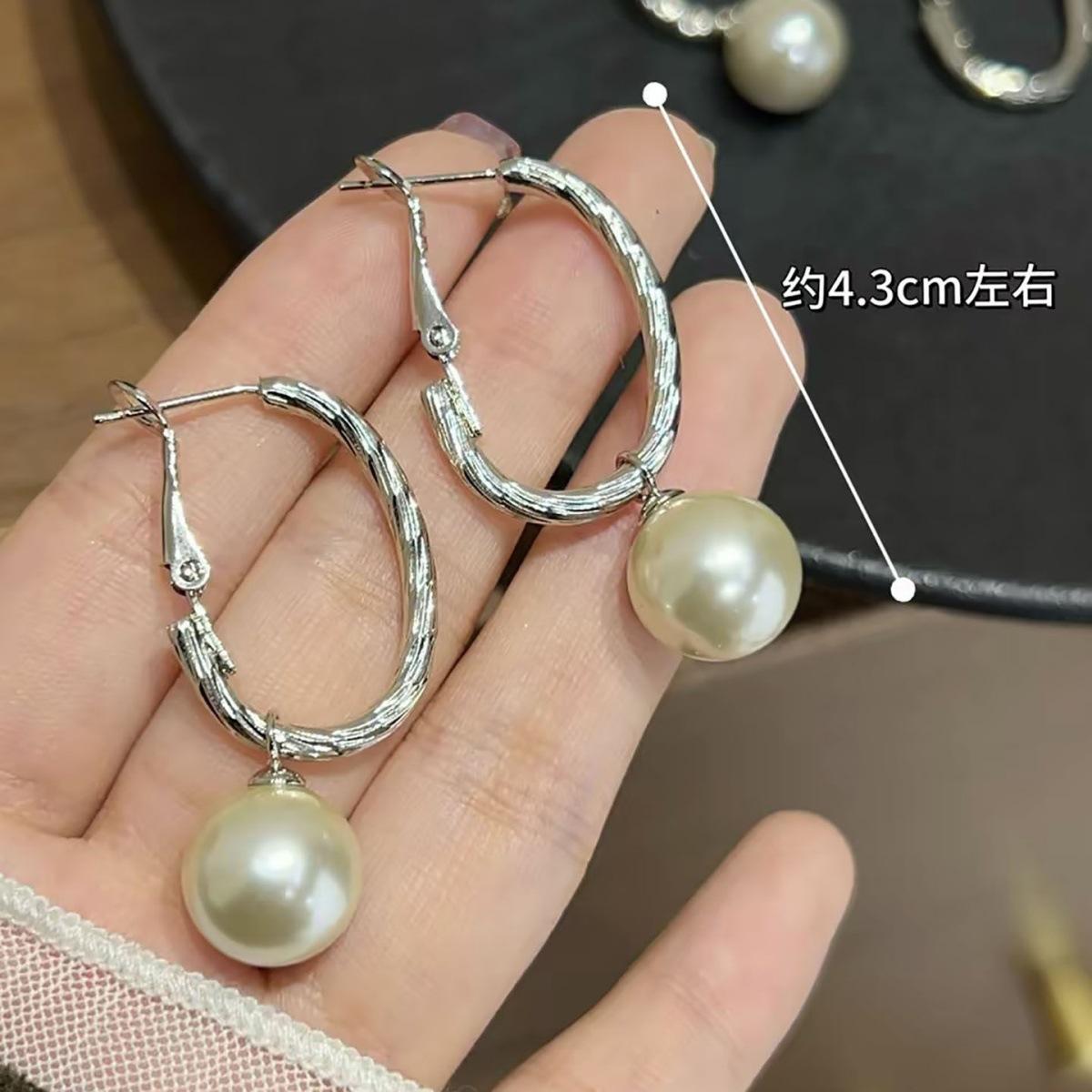 French Retro Pearl Dangle Sliver Color Hoop Earrings for Women Wedding Party Gift Two Ways To Wear It Korean Temperament Jewelry
French Retro Pearl Dangle Sliver Color Hoop Earrings for Women Wedding Party Gift Two Ways To Wear It Korean Temperament Jewelry