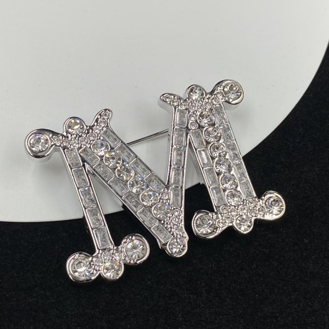 Luxury European & American Diamond-Inlaid M Brooch - Women s Classy Letter Suit Accessory
Luxury European & American Diamond-Inlaid M Brooch - Women s Classy Letter Suit Accessory
