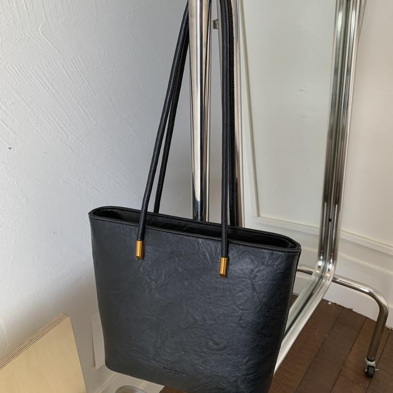 Вместительная сумка-тоут женская новая осенне-зимняя ретро простая сумка через плечо с ощущением высокого класса рабочая сумка для поездок
Вместительная сумка-тоут женская новая осенне-зимняя ретро простая сумка через плечо с ощущением высокого класса рабочая сумка для поездок