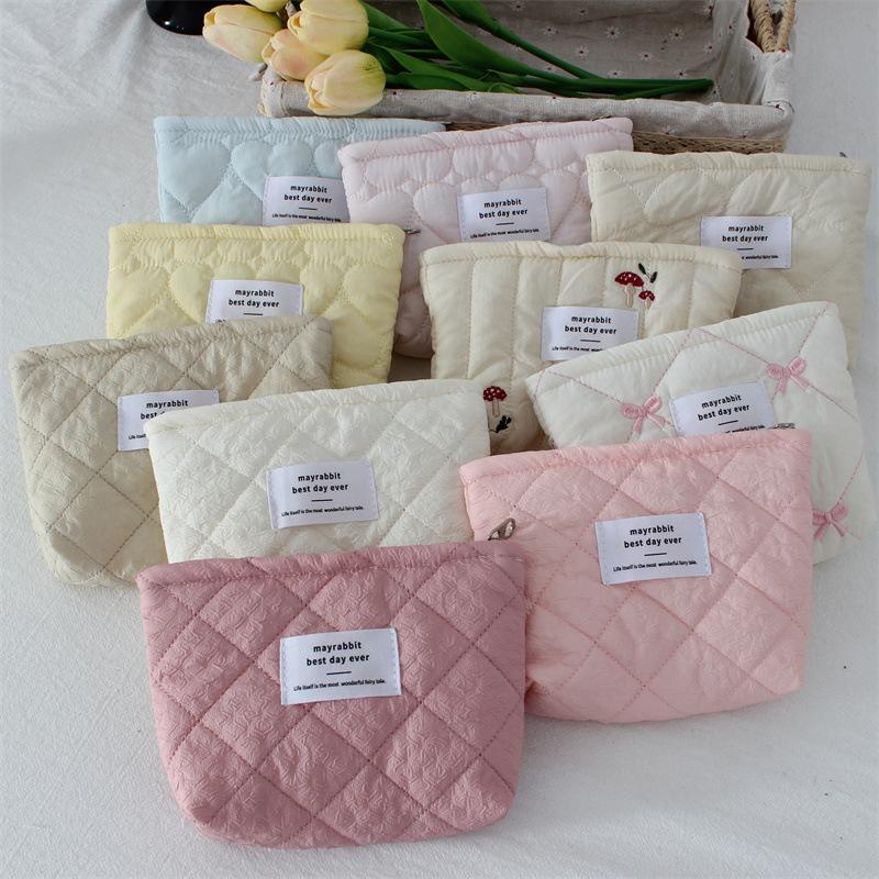 Large Capacity Portable Lipstick Cosmetic Bag Niche Design Quilted Clutch Makeup Bag Simple Women Girl Storage Brush Bag
Large Capacity Portable Lipstick Cosmetic Bag Niche Design Quilted Clutch Makeup Bag Simple Women Girl Storage Brush Bag
