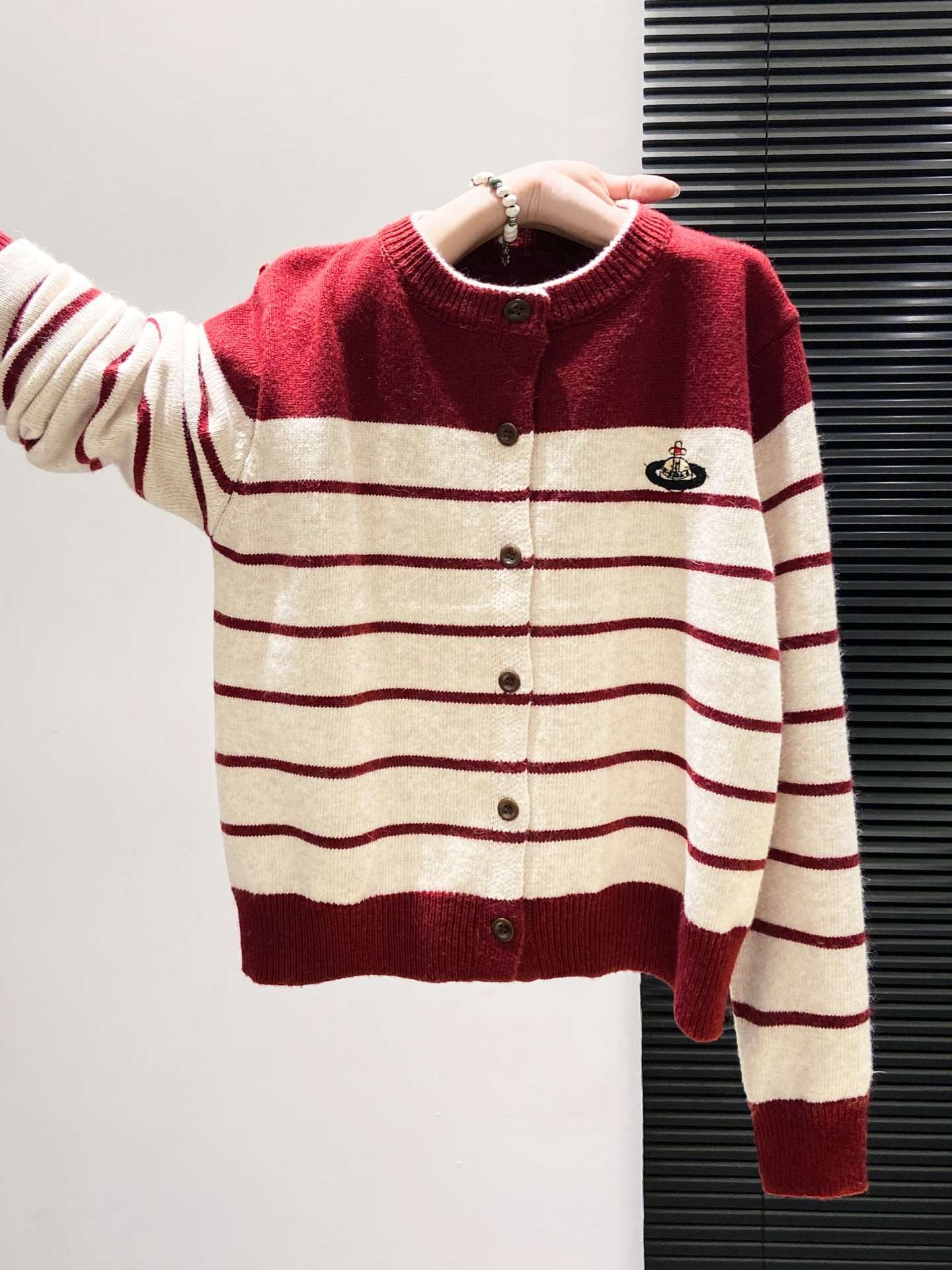 Женский вязаный кардиган с вышивкой в полоску контрастного цвета, новый свободный тонкий повседневный свитер в ленивом стиле, весна и осень 2025 L
Женский вязаный кардиган с вышивкой в полоску контрастного цвета, новый свободный тонкий повседневный свитер в ленивом стиле, весна и осень 2025 L