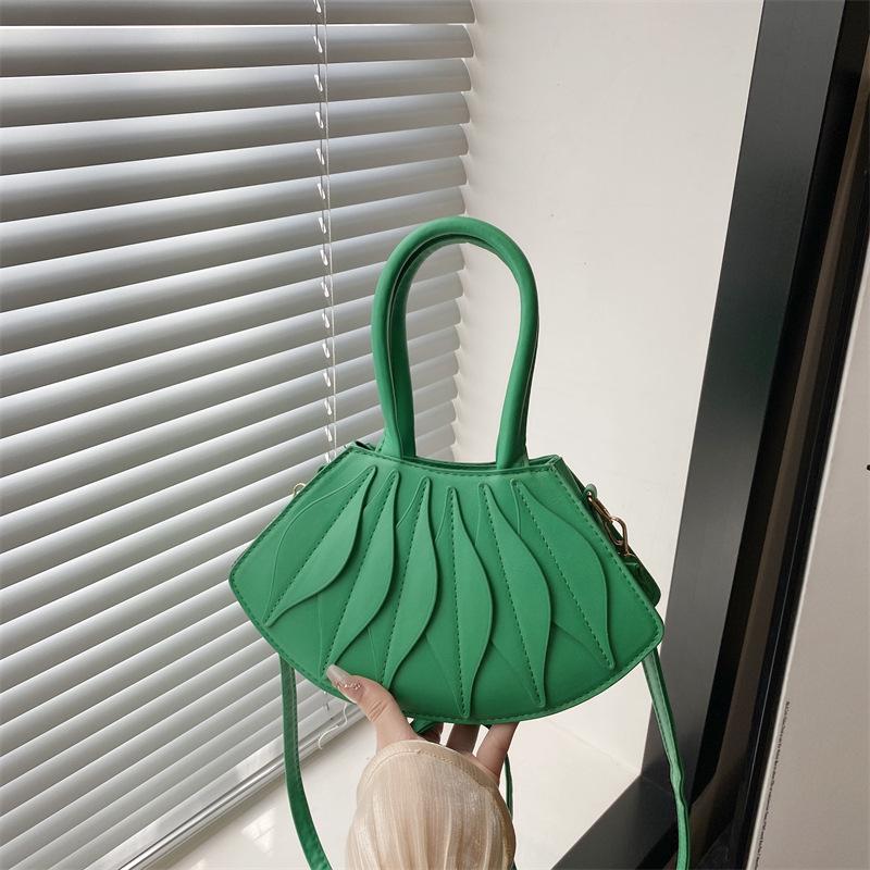 Leaf bag women s new high-end texture splicing shell handbag foreign-style versatile single shoulder messenger women s bag
Leaf bag women s new high-end texture splicing shell handbag foreign-style versatile single shoulder messenger women s bag
