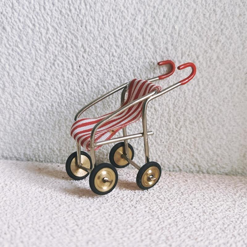 1Pcs Doll House Home Decoration 1/12 Dollhouse Accessories Mini Metal Baby Carriage Miniature Pushcart Model one size
1Pcs Doll House Home Decoration 1/12 Dollhouse Accessories Mini Metal Baby Carriage Miniature Pushcart Model one size