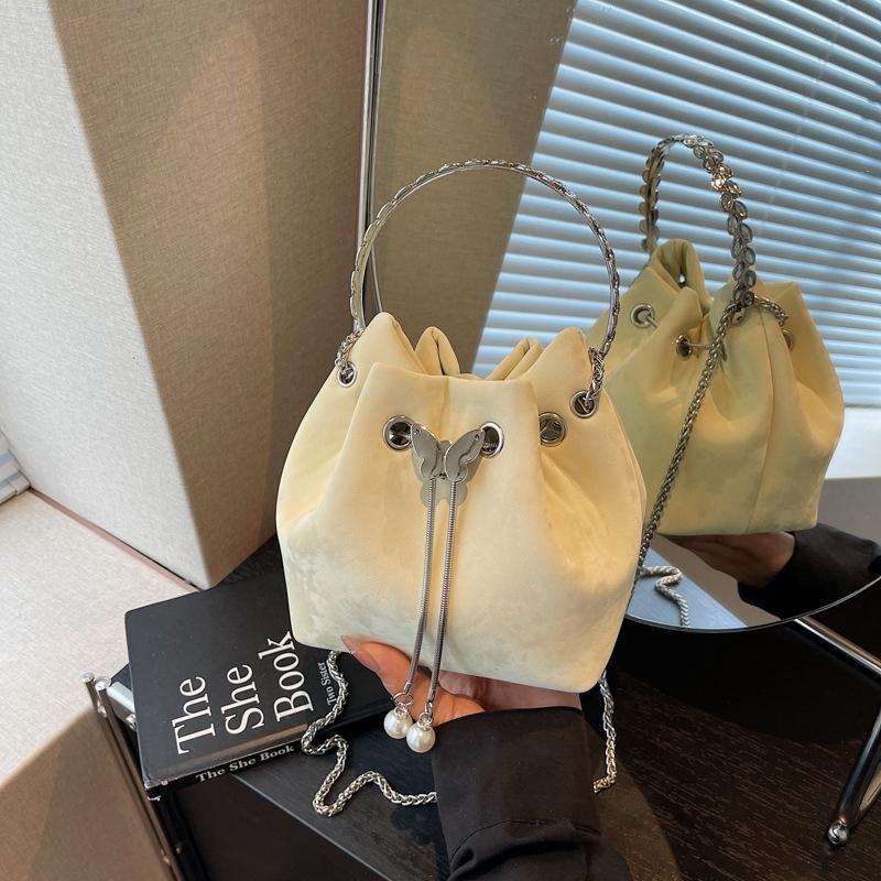 Летняя новая высококлассная портативная сумка-ведро женская сумка на плечо с цепочкой и завязками нишевая сумка-мессенджер жёлтый
Летняя новая высококлассная портативная сумка-ведро женская сумка на плечо с цепочкой и завязками нишевая сумка-мессенджер жёлтый