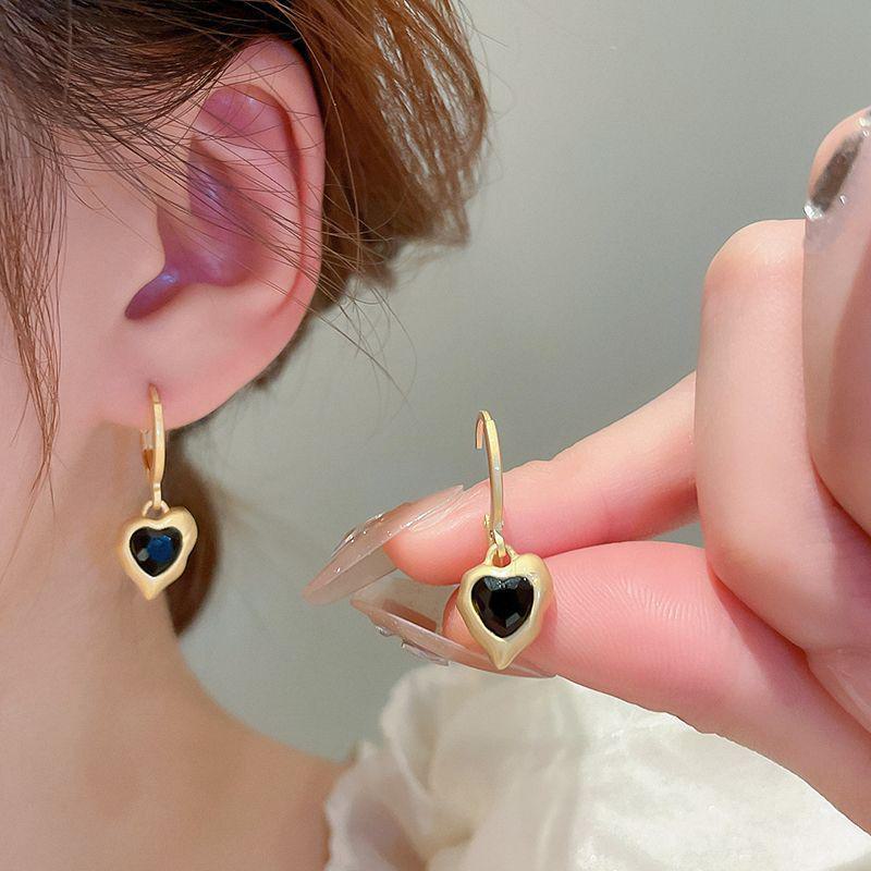 Серебряные игольчатые серьги с металлическими бриллиантами и кросс-бордерами: Холодный стиль и роскошный летний аксессуар
Серебряные игольчатые серьги с металлическими бриллиантами и кросс-бордерами: Холодный стиль и роскошный летний аксессуар