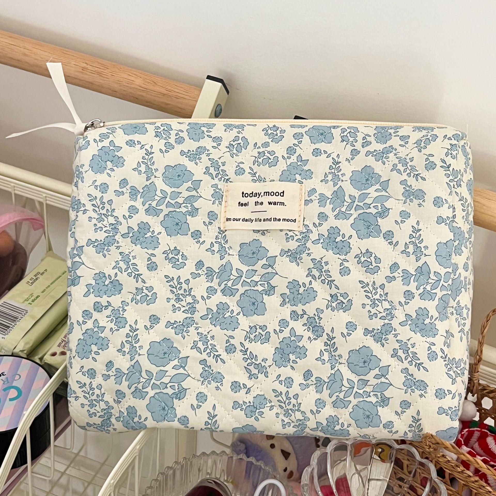 Мягкая хлопковая косметичка-клатчи с цветами, медведем, тюльпанами, органайзер для туалетных принадлежностей, милый большой ручной клатч, косметичка
Мягкая хлопковая косметичка-клатчи с цветами, медведем, тюльпанами, органайзер для туалетных принадлежностей, милый большой ручной клатч, косметичка