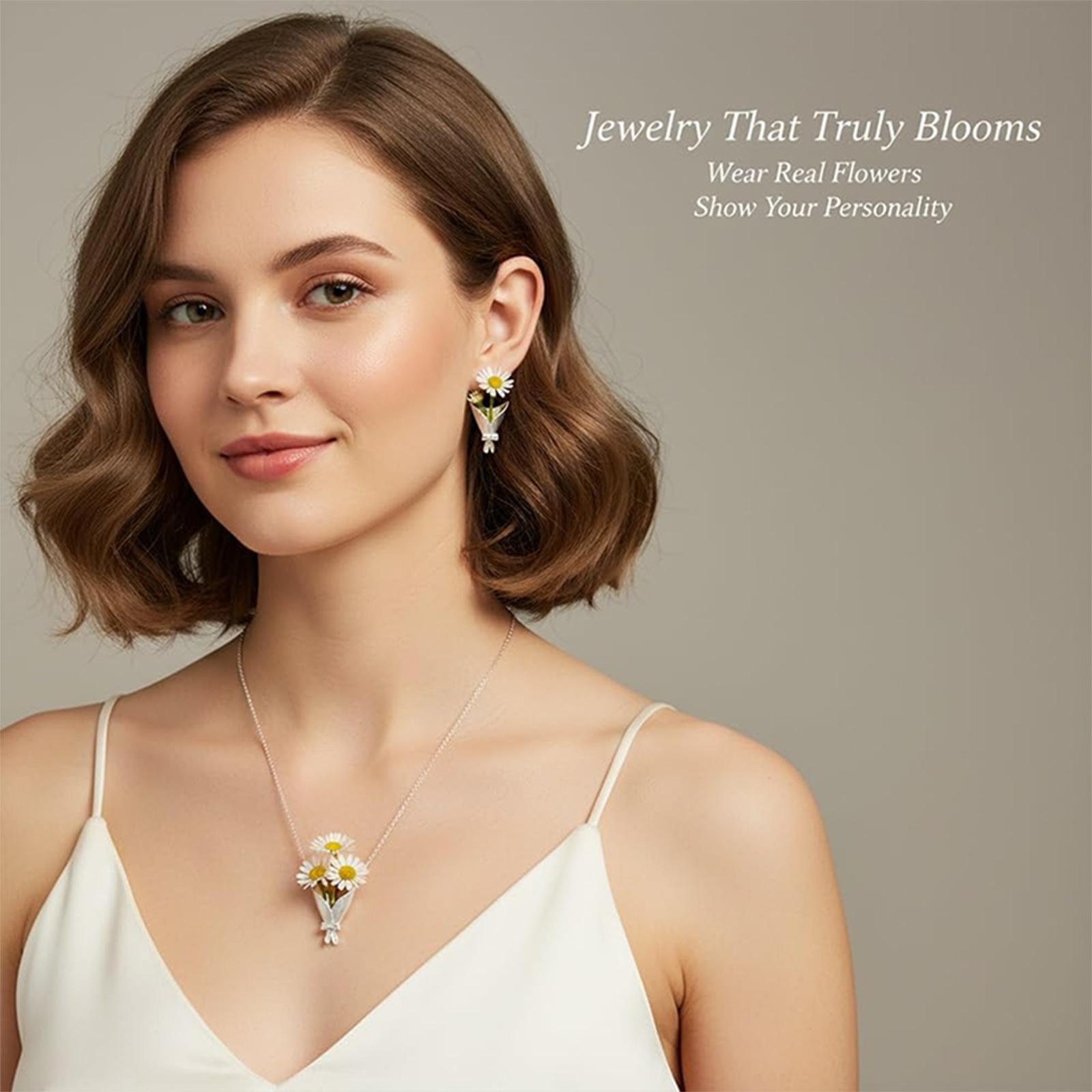 The Hollow Design Of The Necklace Allows You To Flowers By Yourself One Size
The Hollow Design Of The Necklace Allows You To Flowers By Yourself One Size