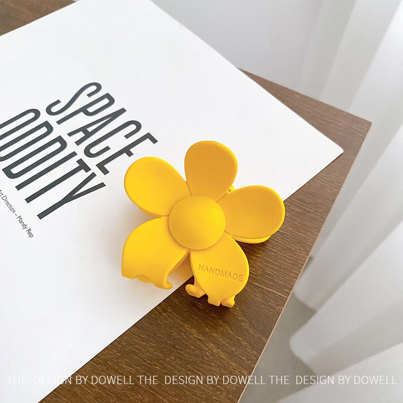 Engraved Beautiful Flower Hair Claw Clip Ideal For Stylish Women In Multiple Options Color Lemon Yellow
Engraved Beautiful Flower Hair Claw Clip Ideal For Stylish Women In Multiple Options Color Lemon Yellow