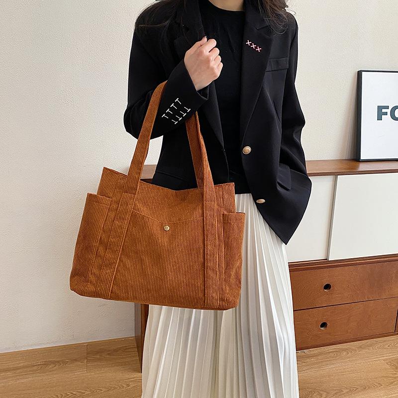 Tote bag women s popular casual simple large-capacity versatile shoulder bag fashion contrasting color velvet bag this year one size fits all білий
Tote bag women s popular casual simple large-capacity versatile shoulder bag fashion contrasting color velvet bag this year one size fits all білий