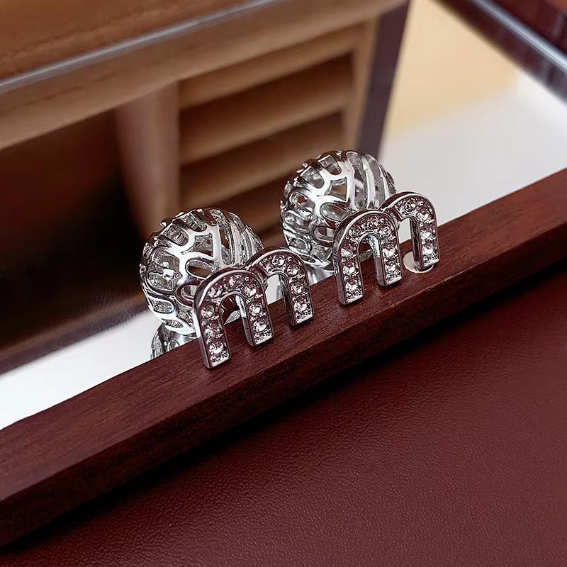 Letter M-shape Zircon Hoop Earrings for Women Oil Dripping Double-sided Ear Buckles Creative Shiny Luxury Party Jewelry Gifts M
Letter M-shape Zircon Hoop Earrings for Women Oil Dripping Double-sided Ear Buckles Creative Shiny Luxury Party Jewelry Gifts M