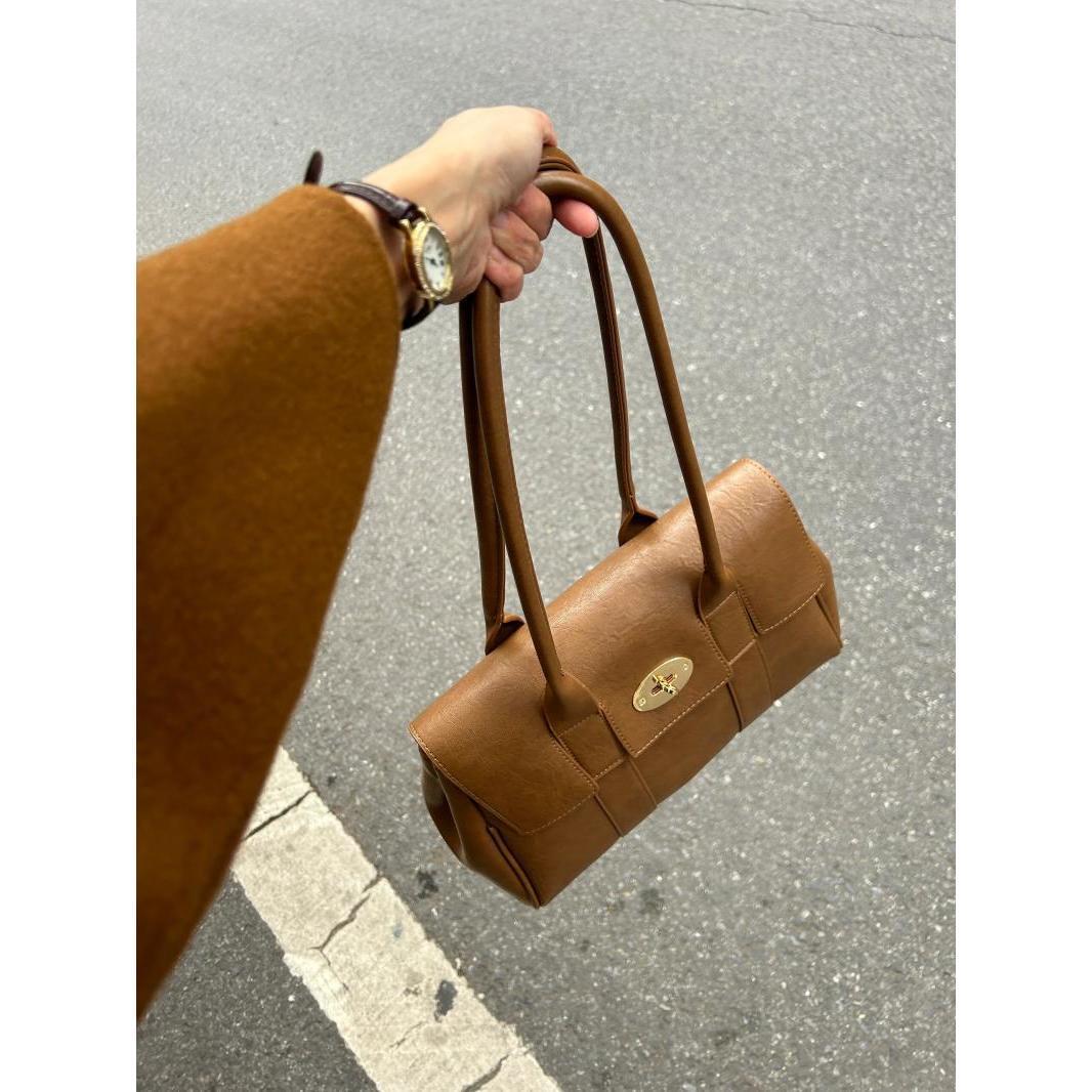 Korean Style Retro Brown Tote Bag Women Leather Texture Metal Lock Handbag Ladies Large Capacity Luxury Design Underarm Bag 2025 32x19x13cm коричневый
Korean Style Retro Brown Tote Bag Women Leather Texture Metal Lock Handbag Ladies Large Capacity Luxury Design Underarm Bag 2025 32x19x13cm коричневый