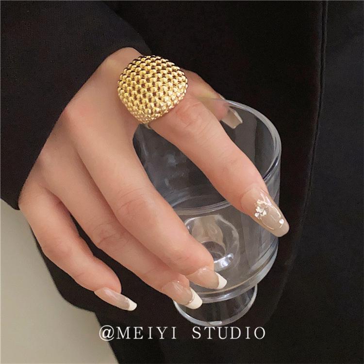 Модне європейське та американське порожнисте квадратне регульоване кільце - новий модний дизайн Adjustable Open Size золотий
Модне європейське та американське порожнисте квадратне регульоване кільце - новий модний дизайн Adjustable Open Size золотий