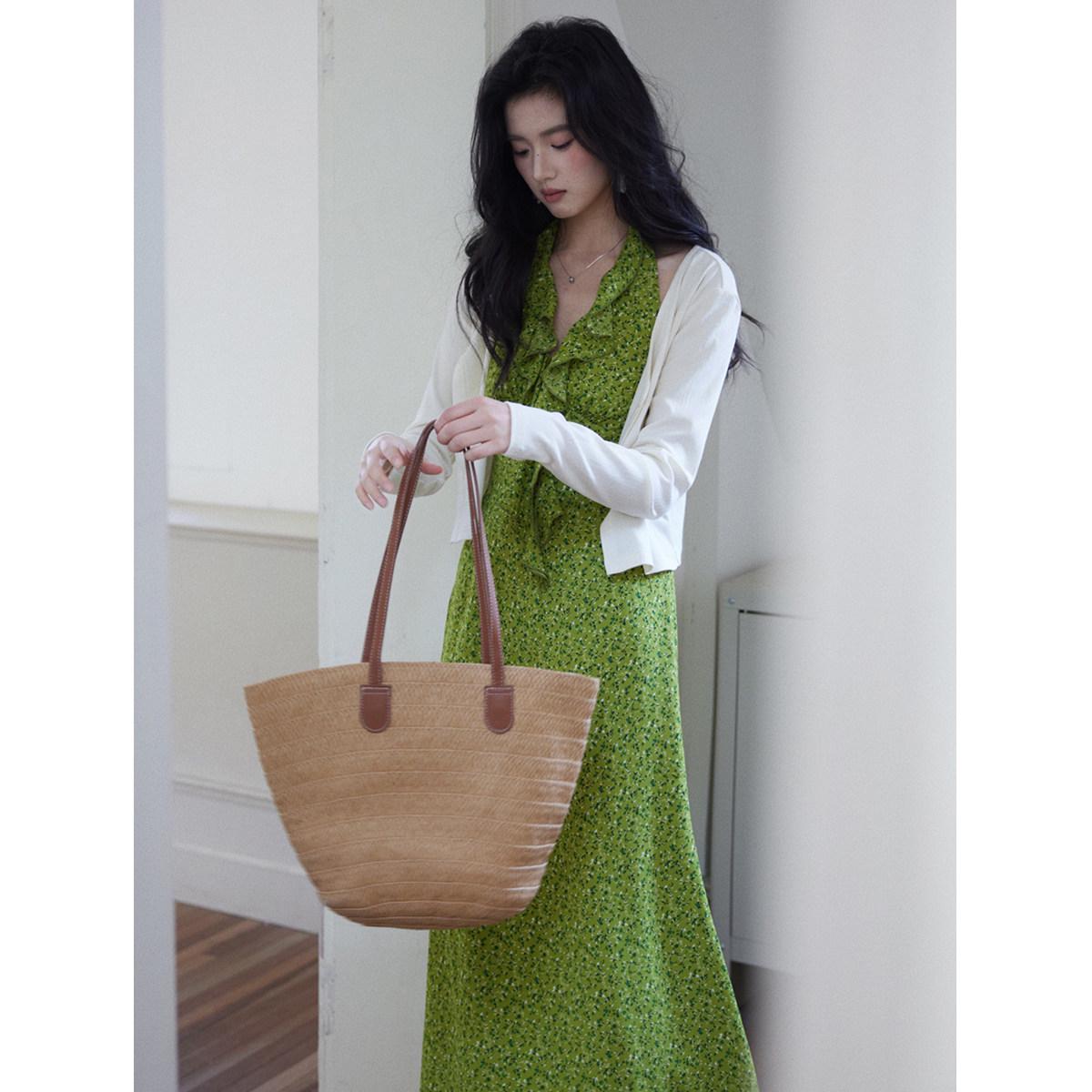 Er Yang Design French Floral Green Halter Neck Maxi Dress, V-neck Sleeveless Long Dress for Women M
Er Yang Design French Floral Green Halter Neck Maxi Dress, V-neck Sleeveless Long Dress for Women M