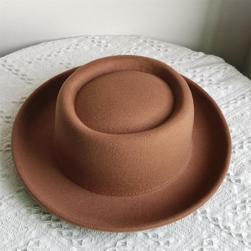 Fedora Hat Pork Pie Hat Dad Wool Flat Jazz Hat For Women Gentleman Gambler Boater Trilby Hat Hat Feather Accessories 56-58cm
Fedora Hat Pork Pie Hat Dad Wool Flat Jazz Hat For Women Gentleman Gambler Boater Trilby Hat Hat Feather Accessories 56-58cm