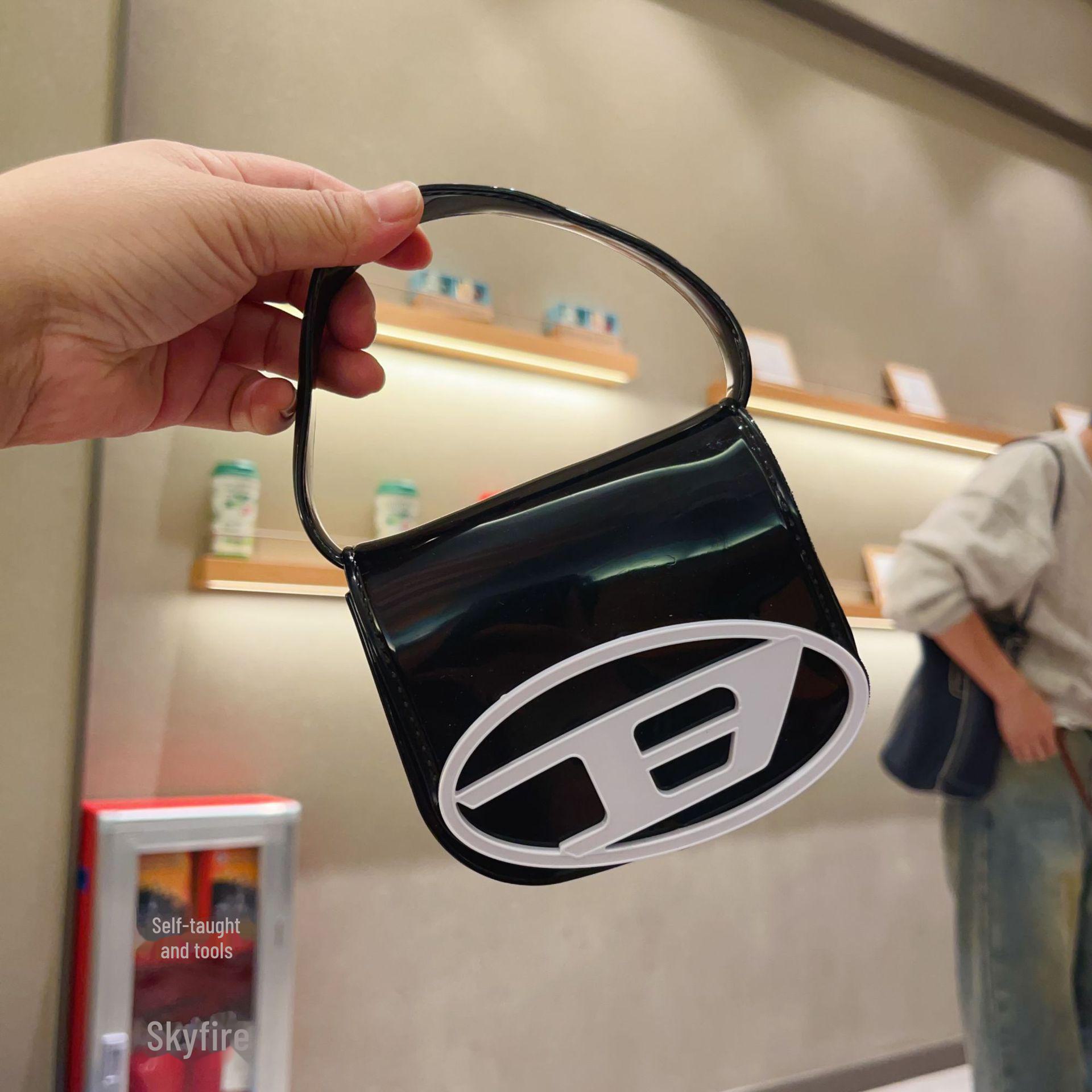 Міні-сумка через плече з ПВХ-желейної тканини, літо 2025 - модна жіноча косметичка на одне плече 12x5x10cm
Міні-сумка через плече з ПВХ-желейної тканини, літо 2025 - модна жіноча косметичка на одне плече 12x5x10cm