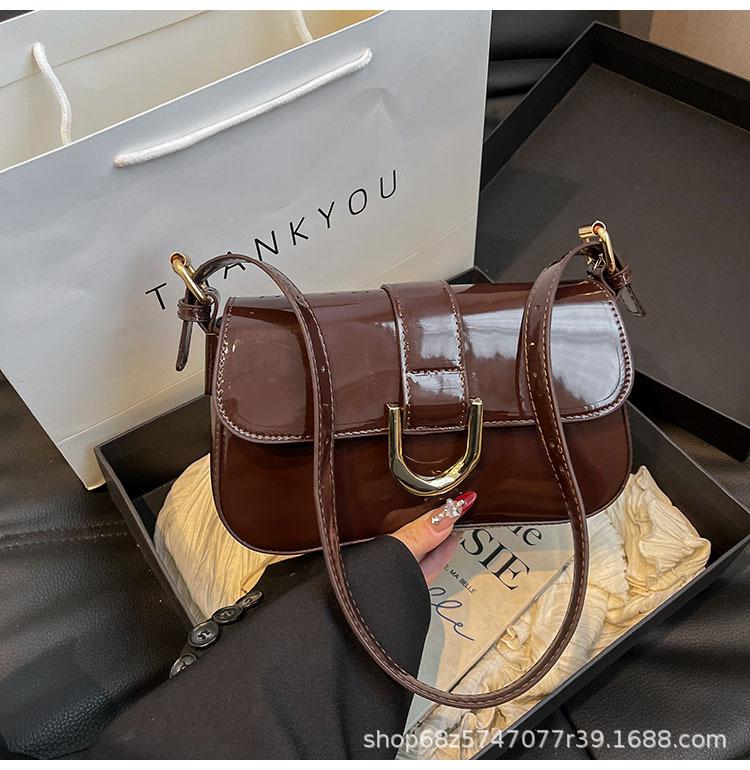 Underarm bag women s autumn and winter retro 2025 new versatile shoulder messenger bag high-end fashion work small square bag
Underarm bag women s autumn and winter retro 2025 new versatile shoulder messenger bag high-end fashion work small square bag