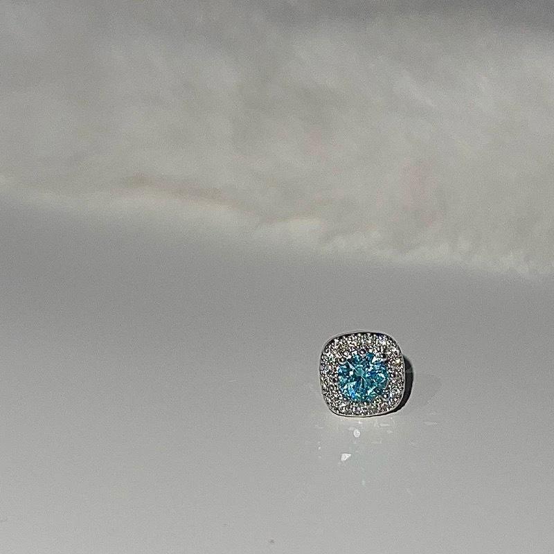 Изысканная сережка-гвоздик из циркония: Дизайн кубика сахара из титановой стали с микроинкрустацией для женщин.
Изысканная сережка-гвоздик из циркония: Дизайн кубика сахара из титановой стали с микроинкрустацией для женщин.