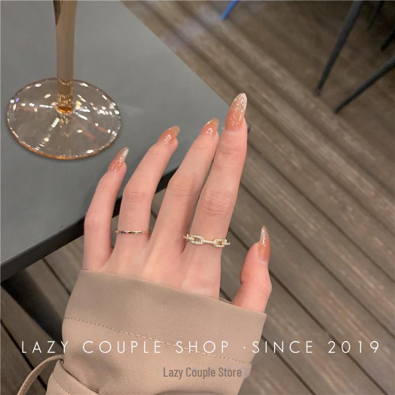 Шикарное женское кольцо-цепочка с микро-инкрустацией из циркония — уникальный открытый дизайн для указательного пальца
Шикарное женское кольцо-цепочка с микро-инкрустацией из циркония — уникальный открытый дизайн для указательного пальца