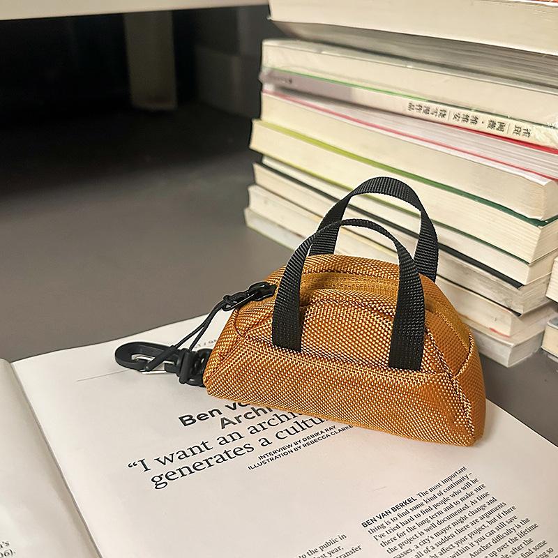 Personalized Tooling Style Mini Hanging Bag Solid Color Messenger Bag Commuting Versatile Earphone Bag Card Bag Small Neck Bag коричневый
Personalized Tooling Style Mini Hanging Bag Solid Color Messenger Bag Commuting Versatile Earphone Bag Card Bag Small Neck Bag коричневый