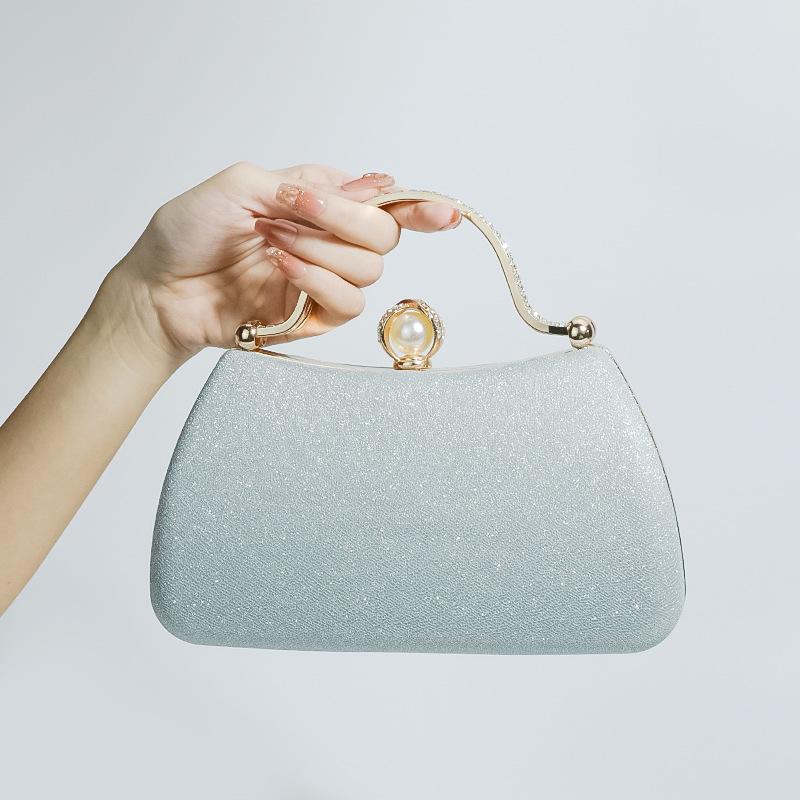 Fashion versatile single shoulder oblique span chain dinner bag unique hand carry small bag mouth gold bag women 21 inches.
Fashion versatile single shoulder oblique span chain dinner bag unique hand carry small bag mouth gold bag women 21 inches.