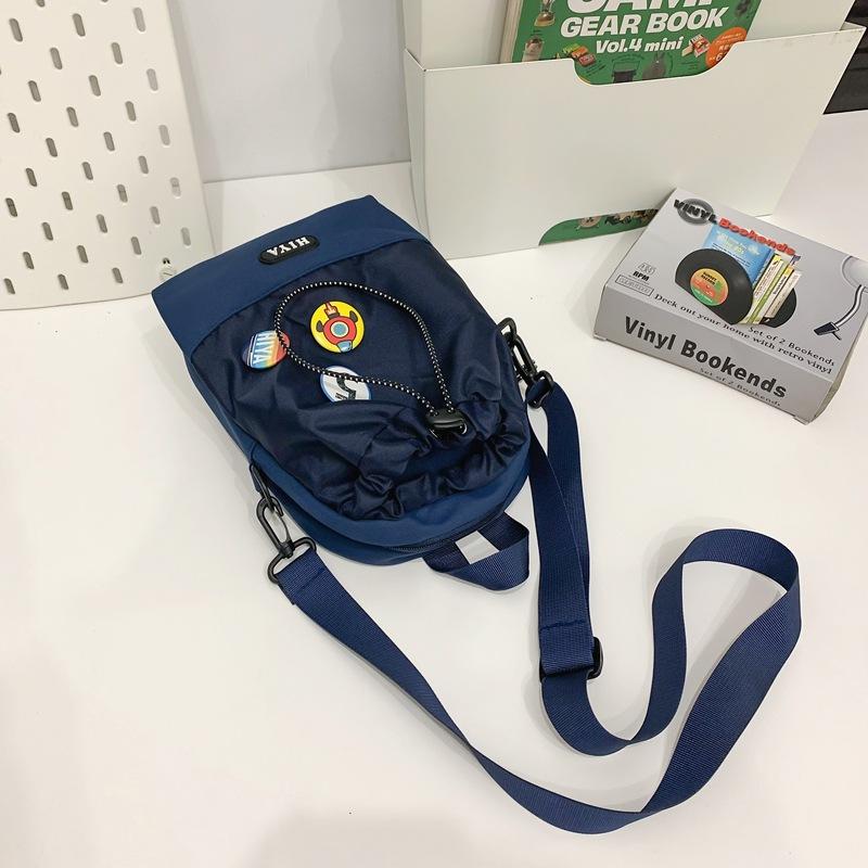Outdoor lightweight and versatile messenger bag, mobile phone bag, fashionable new drawstring shoulder bag, unisex couple bag.
Outdoor lightweight and versatile messenger bag, mobile phone bag, fashionable new drawstring shoulder bag, unisex couple bag.
