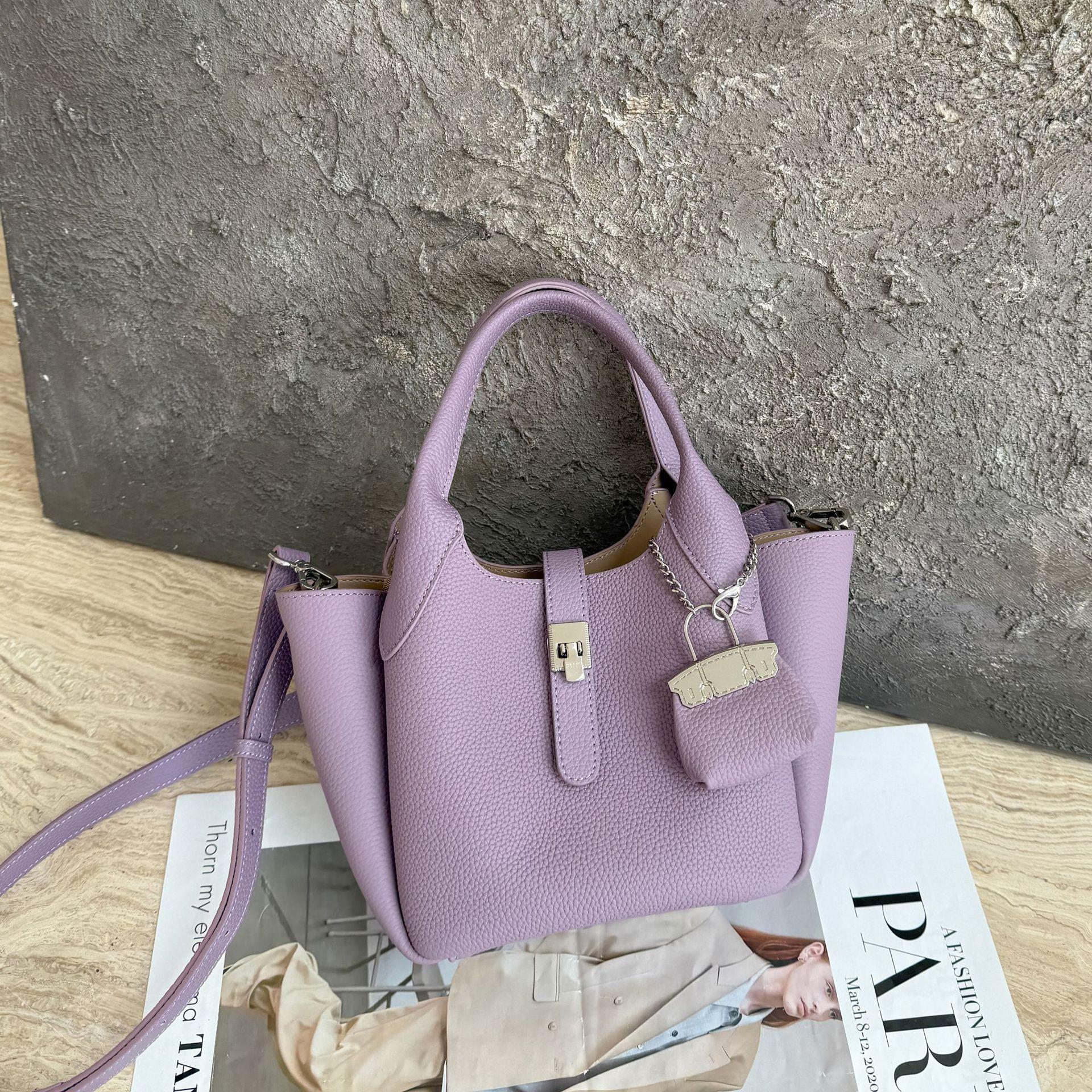 Женская сумка через плечо из коровьей кожи, классическая сумка через плечо для девочек, большая вместимость, кожаная сумка для поездок на работу
Женская сумка через плечо из коровьей кожи, классическая сумка через плечо для девочек, большая вместимость, кожаная сумка для поездок на работу