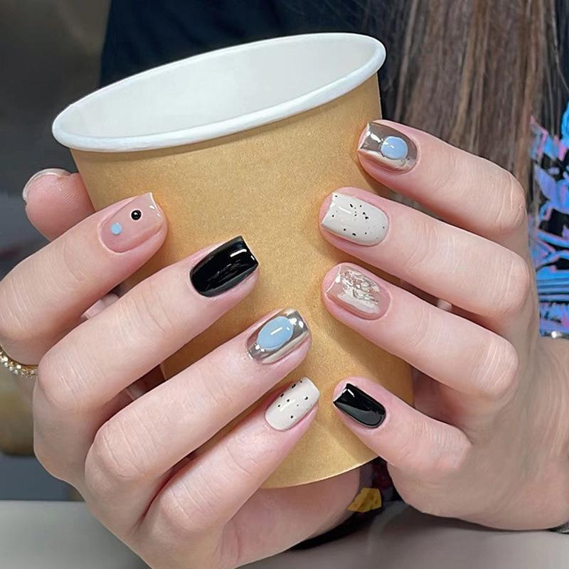 Graffiti Wearable Metallic Nail Art Stickers in Cool, Sweet Designs - One Size False Nails
Graffiti Wearable Metallic Nail Art Stickers in Cool, Sweet Designs - One Size False Nails