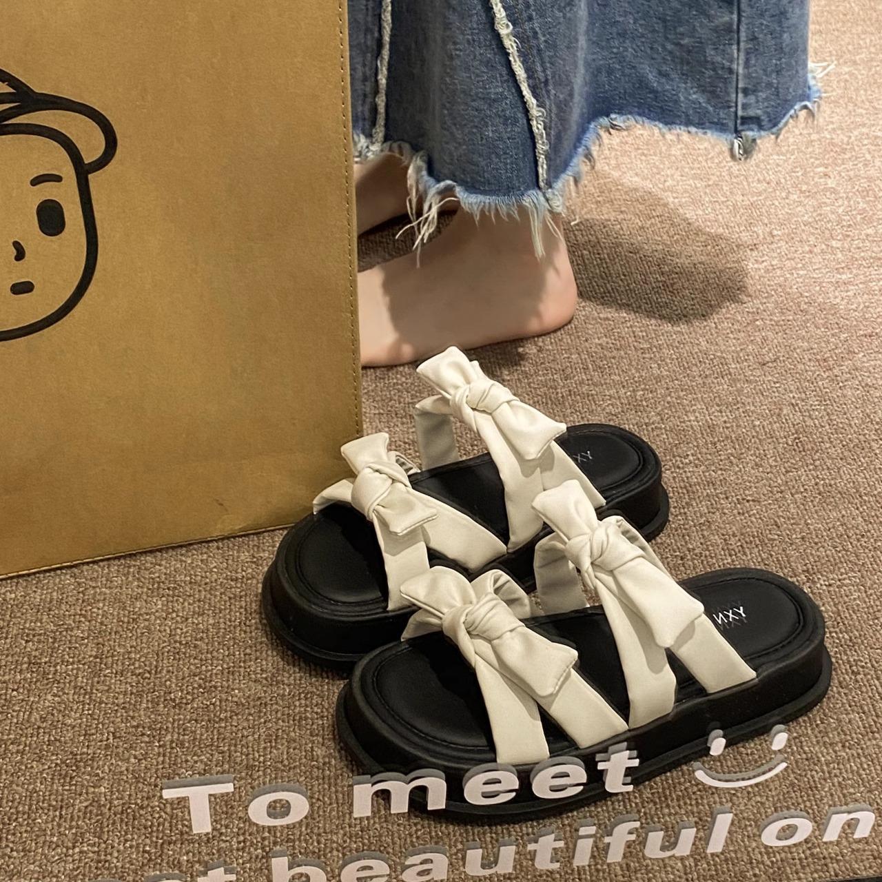 Thick-soled cool slippers women s summer wear exquisite and beautiful bow sandals new fashion beach 40 чорний
Thick-soled cool slippers women s summer wear exquisite and beautiful bow sandals new fashion beach 40 чорний