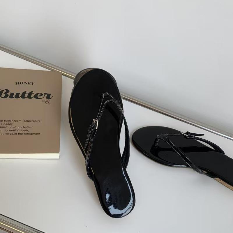 Belt buckle toe flip-flops shoes women s summer wear high-end niche flats fashion casual beach 41 чорний
Belt buckle toe flip-flops shoes women s summer wear high-end niche flats fashion casual beach 41 чорний